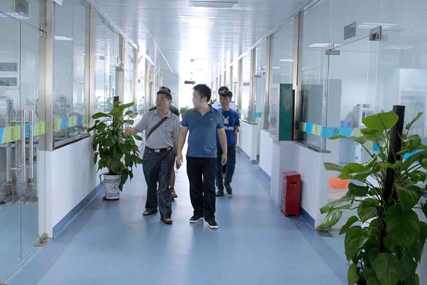 百色市环境保护监测站副站长周祖环一行调研批饭检测实验室
